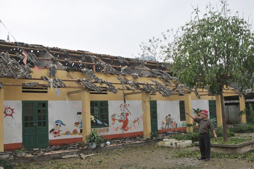 Mái trường tiểu học thị trấn Mường Khương bị mưa đá phá nát. Việc dạy học của thầy trò nơi đây bị ngừng lại đến khi khắc phục xong thiệt hại - Tùng Lâm